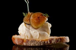 Crostini con Mousse de Queso, Higos y Trufa