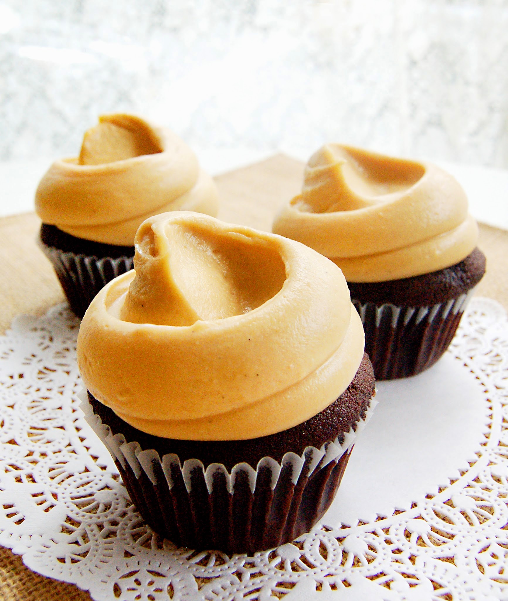 Cupcakes Devil's Food Cupcakes con Glaceado de Queso Crema y Caramelo