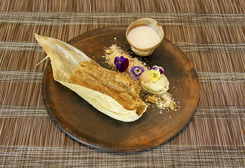 Tamal dulce de chilacayote con helado de manzanilla