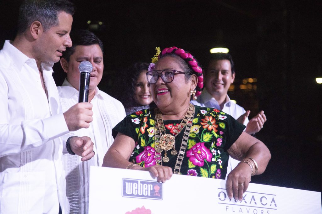  Alejandro Murat, Gobernador del estado entregando premio a Juana Vasco Gutiérrez por el Mejor Platillo Tradicional de Oaxaca