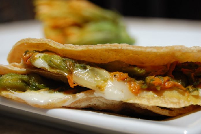 quesadilla de flor de calabaza